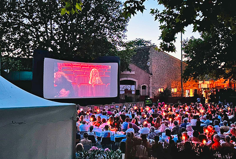 Les arènes la nuit en 2024