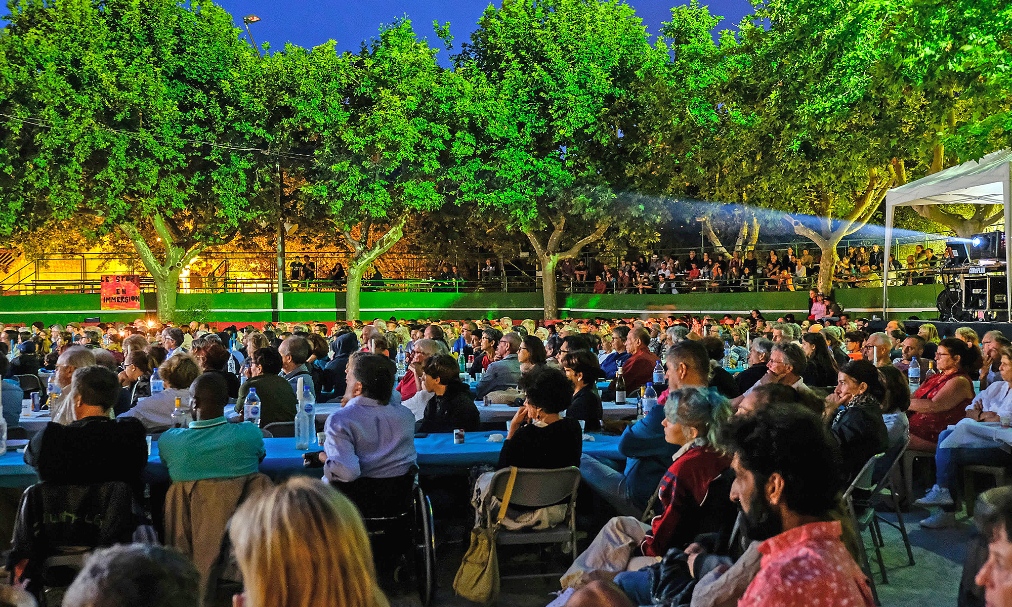 Soirée dans les arènes. Le public attentif
